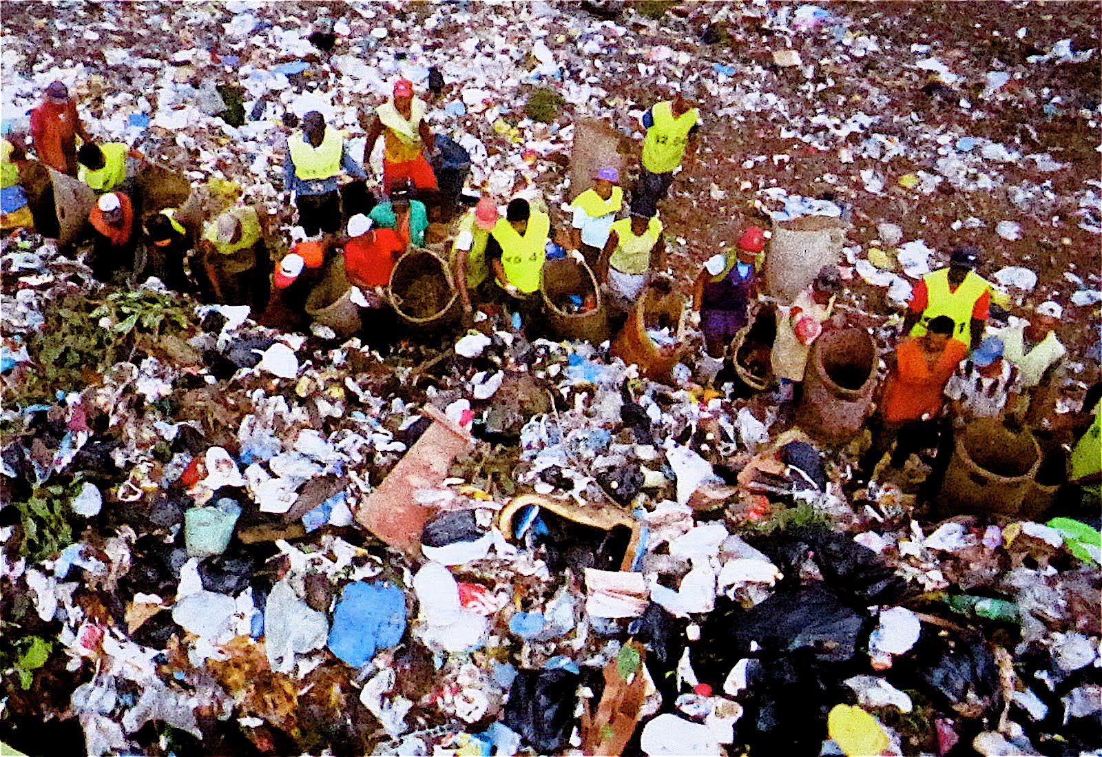 Mehr über den Artikel erfahren WASTE LAND <br>Dokumentarfilm von Lucy Walker, Joao Gardino, Karen Harley